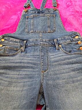 Universal Thread Women’s overall 8/29R blue, adjustable straps excellent con